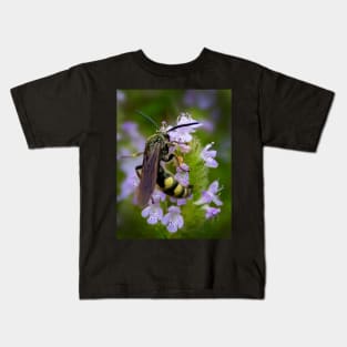 Feeding bee Kids T-Shirt